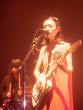 塩塚モエカ（Vo, G）（Photo by Hayato Watanabe）