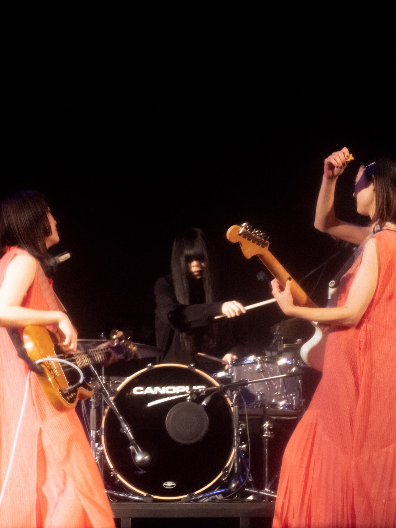 羊文学が満員の中野サンプラザでXmasライブ、レア曲も飛び出した特別な一夜