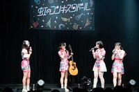 原田珠々華（左から2番目）のギター演奏を褒める3人。