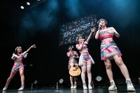 「サイダー」の振付を手がけたことを明かす的場華鈴（右端）。