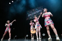 「サイダー」の振付を手がけたことを明かす的場華鈴（右端）。