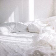 神はサイコロを振らない×asmiのコラボ曲「朝靄に溶ける」本日配信