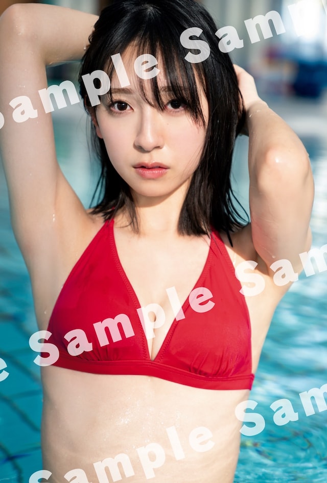 金村美玖（日向坂46）1st写真集「羅針盤」封入特典ポストカード。（撮影：佐藤佑一）