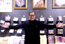 「マツケンサンバII」グッズと松平健。