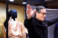 報道陣からのポージングのリクエストに応じる松平健。