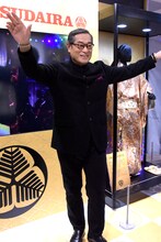 報道陣からのポージングのリクエストに応じる松平健。