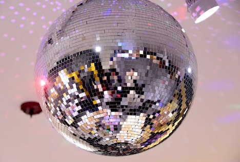 「マツケンサンバ POP UP SHOP」で煌めくミラーボール。