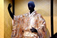 店内に展示されている「マツケンサンバII」の衣装。