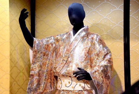 店内に展示されている「マツケンサンバII」の衣装。