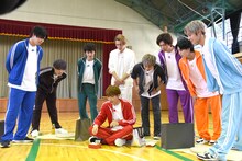 ユーキお手製のお弁当を覗き込むメンバー。