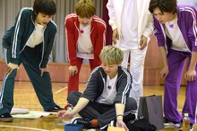 シューヤ（下）お手製のお弁当を覗き込む（左から）タクヤ、ユーキ、リョウガ。