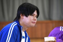 お弁当を食べるカイ。