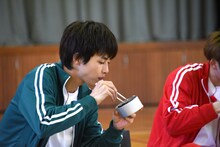 お弁当を食べるタクヤ。