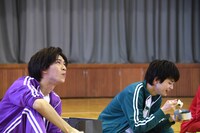 お弁当を食べるリョウガとタクヤ。