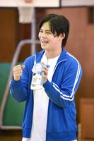 握力測定に挑んだカイ。