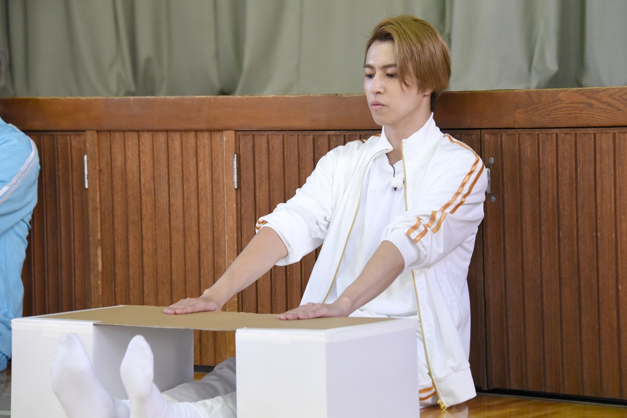 長座体前屈に挑むタカシ。