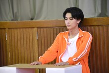 長座体前屈に挑むハル。