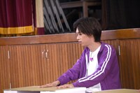 長座体前屈に挑むリョウガ。