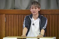 長座体前屈に挑むシューヤ。