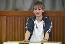 長座体前屈に挑むシューヤ。