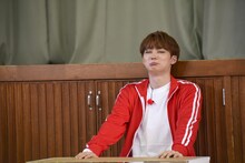 長座体前屈に挑むユーキ。