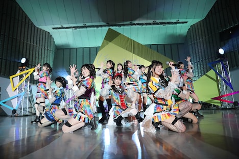 「虹のコンキスタドール ONE-MAN LIVE『愛の三角関数おしえてよ♡ in 日比谷野外音楽堂』」の様子。