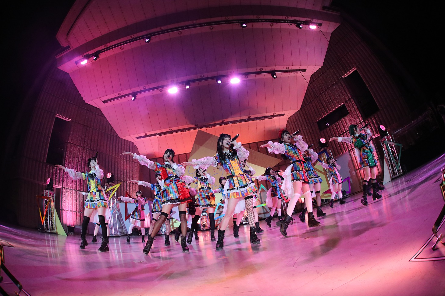 「虹のコンキスタドール ONE-MAN LIVE『愛の三角関数おしえてよ♡ in 日比谷野外音楽堂』」の様子。