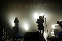 左からXAI（ゲストボーカル）、小林祐介（Vo, G）。（Photo by oyaming）