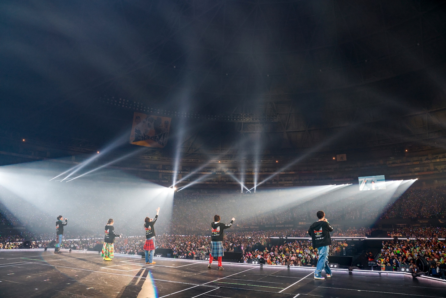 人気画像5位は「関ジャニ∞、3年ぶりドームツアー開幕『このライブは皆さんが勝ち取ったライブ』」より、「関ジャニ∞ ドームLIVE 18祭」12月17日の福岡PayPayドーム公演の様子。