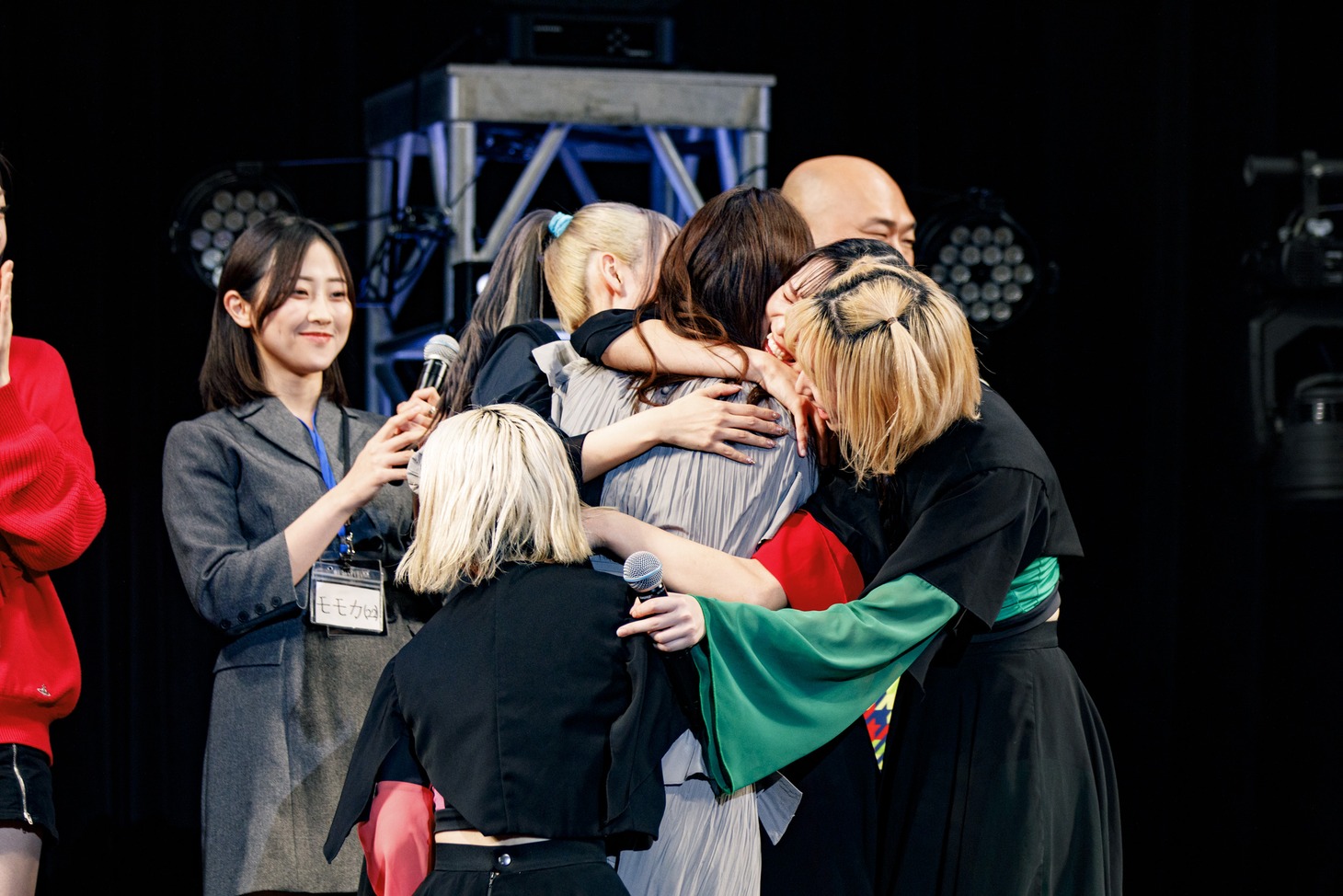 抱き合う豆柴の大群と新メンバー。（Photo by sotobayashi kenta）