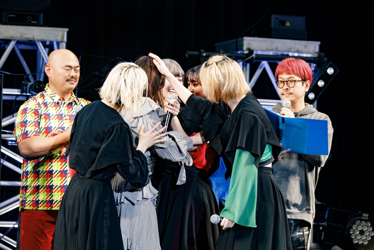 抱き合う豆柴の大群と新メンバー。（Photo by sotobayashi kenta）