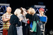 抱き合う豆柴の大群と新メンバー。(Photo by sotobayashi kenta)