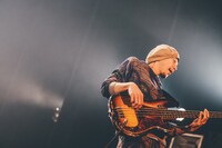 加藤慎一（B / フジファブリック）（撮影：西槇太一）