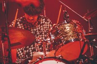 フジファブリックのサポートを務めた伊藤大地（Dr）。（撮影：西槇太一）