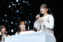 誕生日を祝福される佐々木美玲。（撮影：上山陽介）