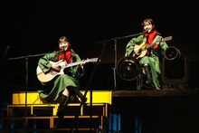 「ジングルベル」を歌う富田鈴花と松田好花によるユニット・花ちゃんズ。（撮影：上山陽介）