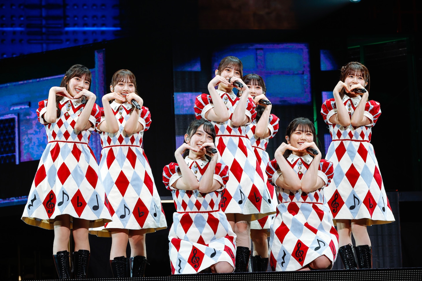 「世界にはThank you!が溢れている」を披露する日向坂46の二期生。（撮影：上山陽介）
