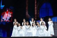 「ブルーベリー＆ラズベリー」を披露する日向坂46の四期生。（撮影：上山陽介）