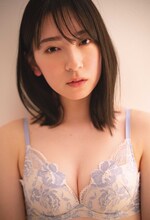 金村美玖（日向坂46）1st写真集「羅針盤」より。（撮影：佐藤佑一）(c)光文社