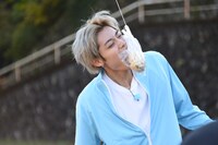 パンをくわえるアロハ。