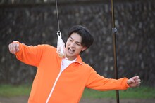 パンをくわえようとするハル。