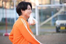 パンをくわえたハル。