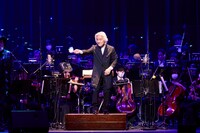 オーディエンスに指示を送る栗田博文。（写真提供：スクウェア・エニックス）