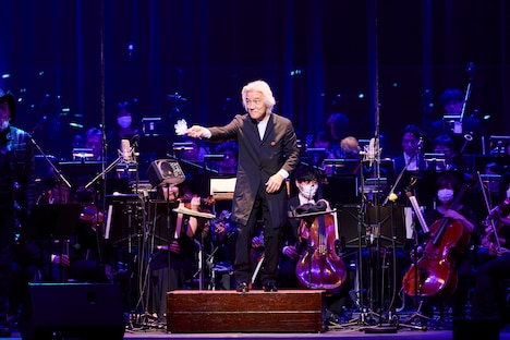 オーディエンスに指示を送る栗田博文。（写真提供：スクウェア・エニックス）