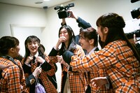 本番直前恒例の「中山タイム」で急に卒業公演の実感が湧き感極まる小林歌穂（中央）。