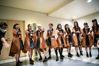 スタッフたちも巻き込んで円陣を組むエビ中。