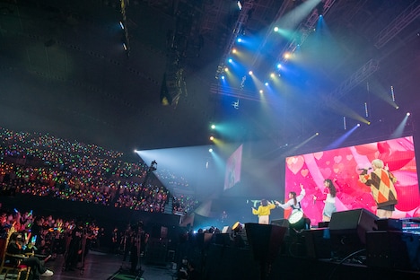 玉座でライブを楽しむ柏木ひなた（左端）。