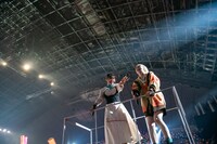 トロッコで移動する星名美怜（左）と安本彩花（右）。