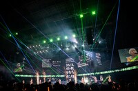 エビ中ファミリーのメッセージが映し出されたスクリーン。