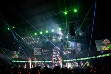 エビ中ファミリーのメッセージが映し出されたスクリーン。